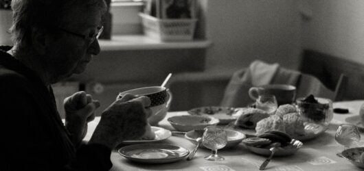 O Guia Definitivo do Cuidador Remoto: Como Equilibrar Trabalho, Alzheimer e a Sua Sanidade Mental